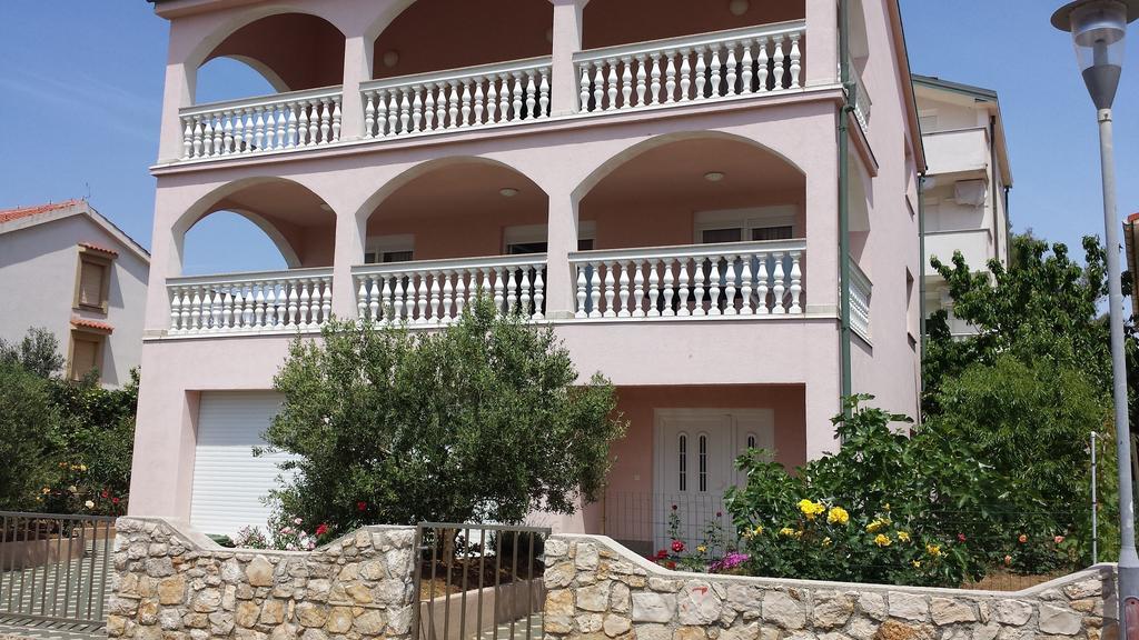 Apartments Pink House Povljana Kültér fotó